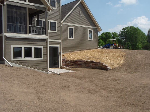 Chilton Stone Retaining Wall built by Bob's Grading.
